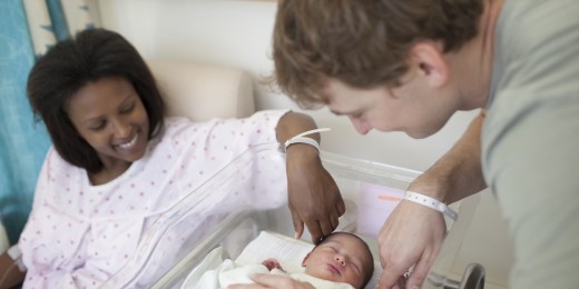 Baisse de la testostérone et augmentation de l’ocytocine, c’est ce qui se produit au niveau hormonal chez les papas après une naissance