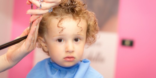 Première coupe de cheveux de bébé : une étape pas banale pour le parent