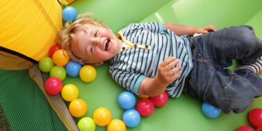 En répétant cent fois la même action, votre petit apprend en jouant