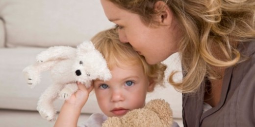 Vers 7-8 mois, le jeune enfant se réconforte avec un objet qui fait transition