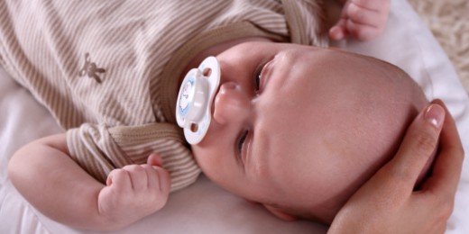 Faut-il offrir une tétine pour satisfaire le besoin de succion&nbsp;de son tout-petit ?