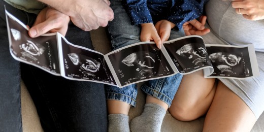 Annoncer l’arrivée d’un bébé dans la famille à son grand, à sa grande ou à ses aîné·es n’est pas un événement banal