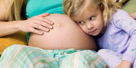 « Dis, comment on fait les bébés ? », nul parent n’échappe à cette question qui arrive souvent plus tôt qu'on ne le pense