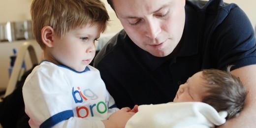L’arrivée d’un bébé peut chambouler totalement la vie familiale, notamment du côté de la fratrie