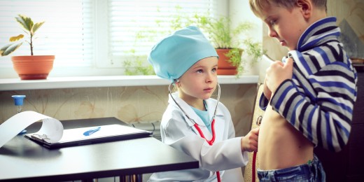 Les jeux symboliques liés au plaisir interpellent souvent les parents