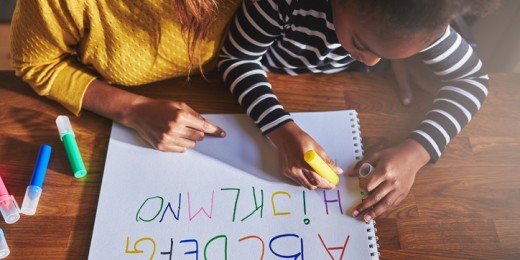 Pour les parents, l’apprentissage de la lecture et de l’écriture est l’un des enjeux majeurs de la scolarité