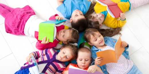 Chez les plus jeunes, l’initiation à la lecture peut prendre diverses formes