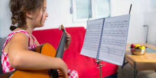 Avec l'école, les activités extrascolaires, les stages sportifs ou les ateliers artistiques, les enfants n'ont plus guère le temps de s'ennuyer