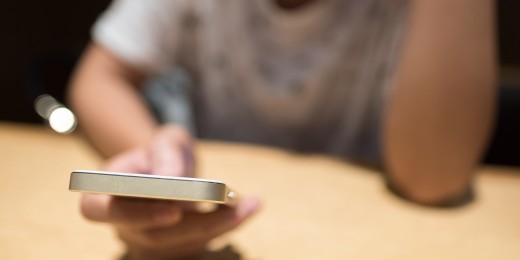 Les écrans de nos ados se trouvent souvent submergés par un flot de contenus inappropriés