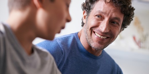Les bienfaits des interactions humoristiques entre parents et enfants