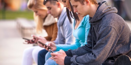 Un parent sur deux se déclare incapable de dire combien de temps son enfant passe sur son smartphone, ni ce qu’il y fait