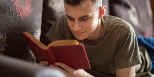 On dit qu’ils n’aiment pas lire, surtout les garçons. On dit qu’ils n’ont plus la patience de rester tranquilles et concentrés plus de quelques minutes
