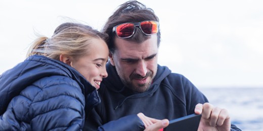Papa monoparental et sa fille, des relations pas toujours faciles à l’adolescence
