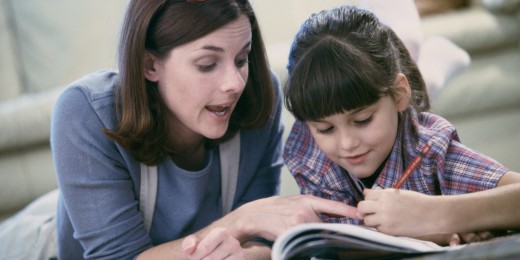 Juste accompagner, vérifier ou participer, le parent peut voir les devoirs de son enfant sous différents angles