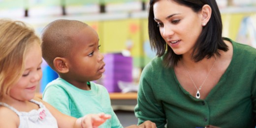 Plus un enfant commence tôt à pratiquer une langue étrangère, mieux il l'intègre