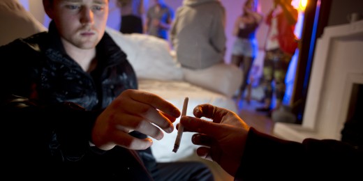 Parler drogues et ados oui, mais rappeler aussi que les adultes sont les premiers concernés par la problématique