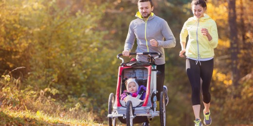 Après un accouchement, entre les pleurs de bébé, l’épuisement et éventuellement l’allaitement, le sport passe souvent à la trappe