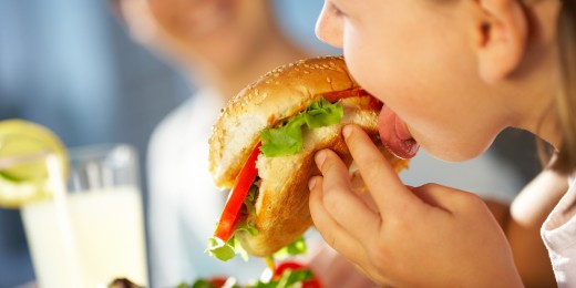 Plus sédentaires et captivés par les écrans et leurs publicités, les enfants mangent aussi plus gras et plus sucré