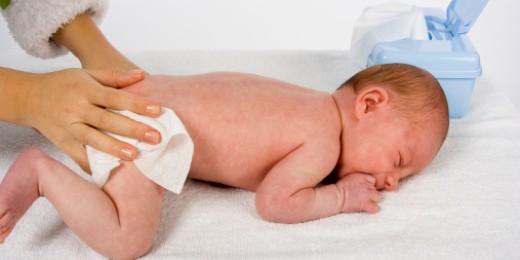 Lingettes pour bébés : entre santé et facilité, c’est parfois difficile de trancher