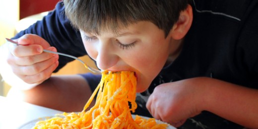 Doit-on forcer un enfant à finir son assiette ou pas : une question plus riche qu'il n'y paraît