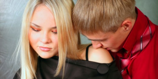 Progressivement l’âge du premier rapport diminue, surtout chez les filles