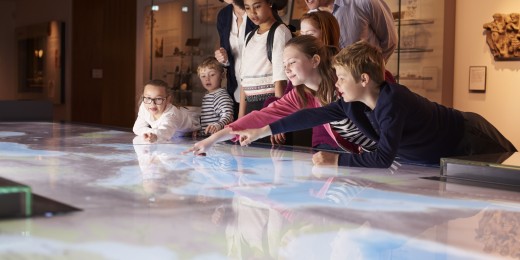 Des conseils pour préparer la visite en famille d’une exposition et faire apprécier l’art aux tout-petits