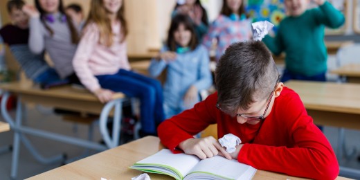 Un élève mis à l'écart et moqué par ses camarades de classe