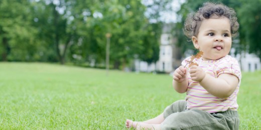 Le bébé de 9 mois met sa motricité au service de ses découvertes