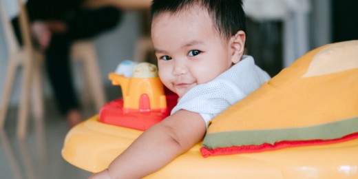 Le bébé de 9 mois est capable de mettre en lien les choses