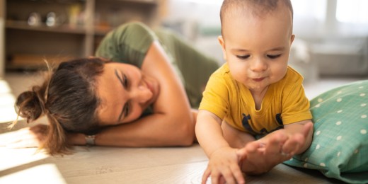 Attention à un bébé de 8 mois qui ne bouge pas, n'a pas envie de bouger ou a peur de bouger