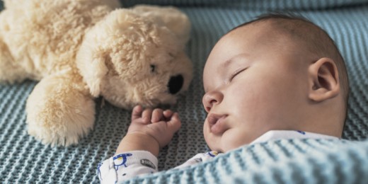 Le doudou aide le bébé à mieux vivre les séparations et les changements