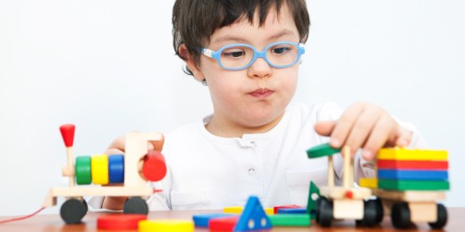 Apprendre à l’enfant à grandir, c’est tout à la fois canaliser et ouvrir à l’autonomie, punir et gratifier, guider et laisser faire