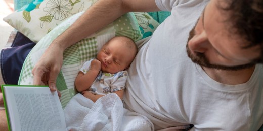 Un congé de paternité/coparentalité obligatoire pour qu’il devienne enfin la norme