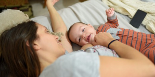Décrié par une majorité de spécialistes, recommandée par certains parents, le cododo suscite la polémique