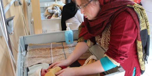 Sévérine Caluwaerts ausculte un nouveau-né à la maternité de Khost (Afghanistan)