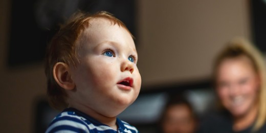 Très souvent, autour de 2-3 ans, les enfants devinent, bien avant les adultes, que leur maman est enceinte