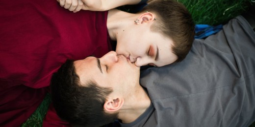 Héberger le petit copain ou la petite amie de son ado, c’est ouvrir la question des rapports sexuels sous le toit familial.