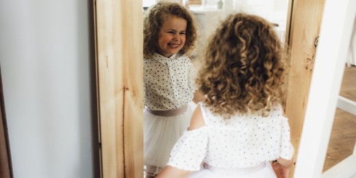 Le regard que pose l'enfant sur lui-même, facteur de bon développement
