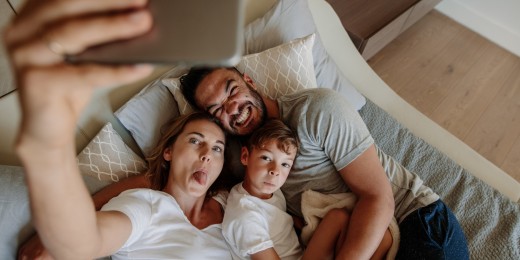 Dans la parentalité, l'exemplarité est souvent mise sur le tapis, notamment en matière d'image