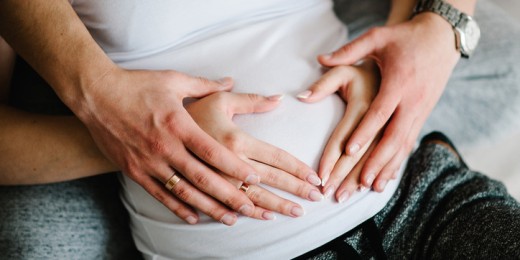 Des parents racontent leurs premiers échanges avec leur bébé dans le ventre maternel