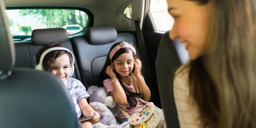 Pour changer des tablettes et autres écrans,&nbsp;en voiture, en train ou même en avion, les podcasts raviront toutes les oreilles