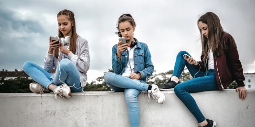 Si les ados maitrisent les réseaux sociaux, les parents ignorent bien souvent leur fonctionnement et leur usage