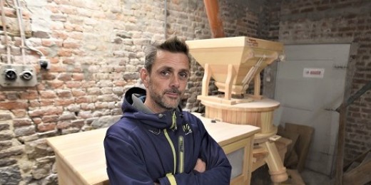 Renaud Keutgen, meunier, devant une de ses machines