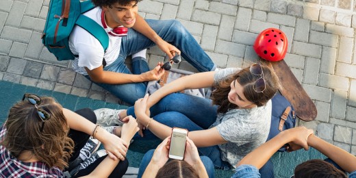 À l'adolescence, les groupe de copains/copines varient parfois beaucoup. Pas toujours facile pour les parents de s'y retrouver