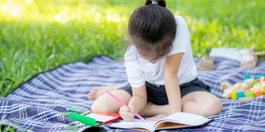 Faire travailler les matières scolaires pendant les grandes vacances, une bonne idée ?