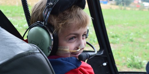 Le petit Sébastien à bord d'un avion