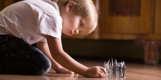 Si, pour jouer, votre enfant semble ne pas pouvoir se passer de vous, il va donc falloir lui apprendre.