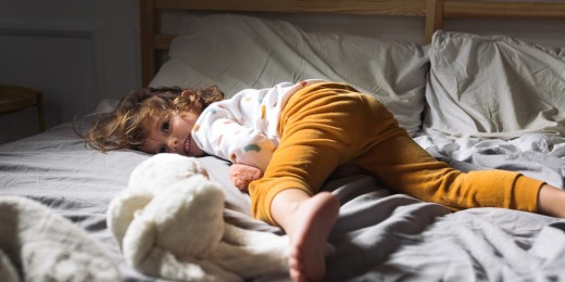 Entre 3 et 6 ans, l’enfant découvre son corps. Motivé par la recherche du plaisir ou d’un apaisement, il explore