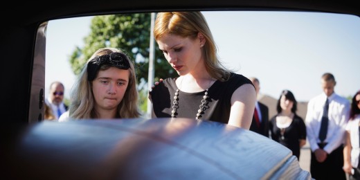 La mort d’un proche fait partie des évènements de la vie que les parents aimeraient ne pas avoir à traverser, ni à devoir annoncer à leurs enfants