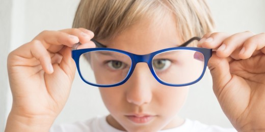 Comment surmonter le port des premières lunettes chez un enfant et l’encourager à s’aimer avec ?